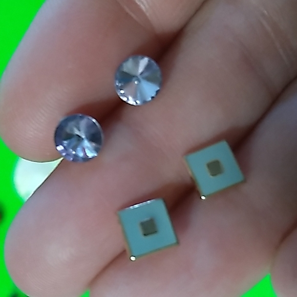 18 Pairs Vintage Earrings - Picture 8 of 9